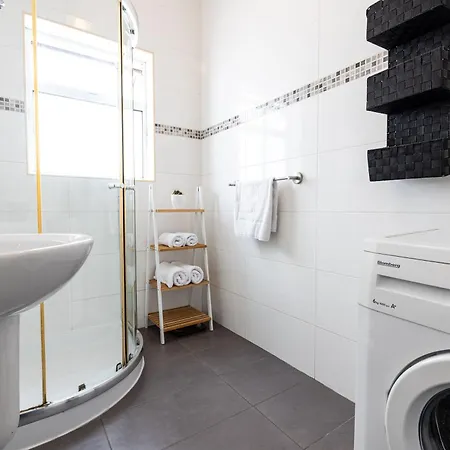 아파트 Tropea Court 2bed Penthouse In By Homely 슬리에마