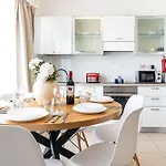 아파트 Tropea Court 2bed Penthouse In By Homely *