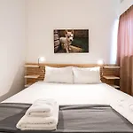 아파트 Tropea Court 2bed Penthouse In By Homely 슬리에마