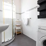아파트 Tropea Court 2bed Penthouse In By Homely 슬리에마