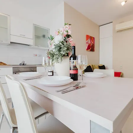 Tropea Court 2bed Penthouse In By Homely דירה סליאמה