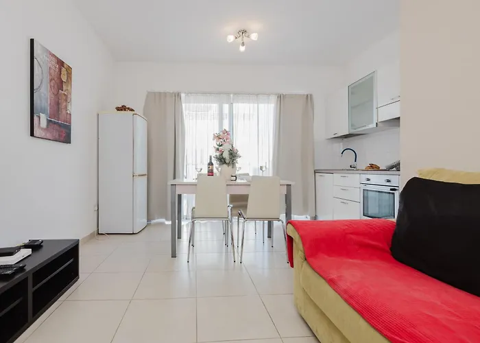 Tropea Court 2bed Penthouse In By Homely 아파트 *