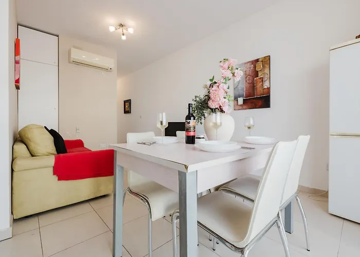 Tropea Court 2bed Penthouse In By Homely 아파트 *