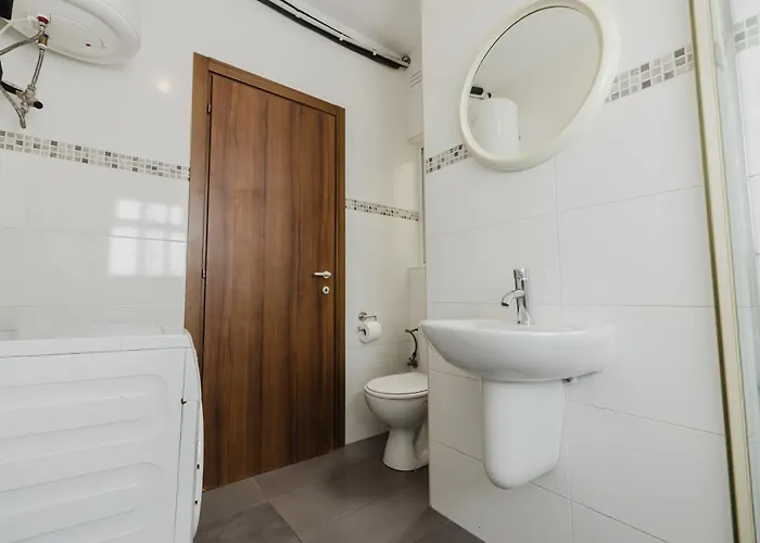 Tropea Court 2bed Penthouse In By Homely 아파트 *