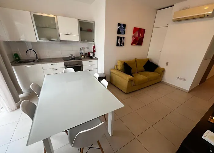 아파트 Tropea Court 2bed Penthouse In By Homely 슬리에마